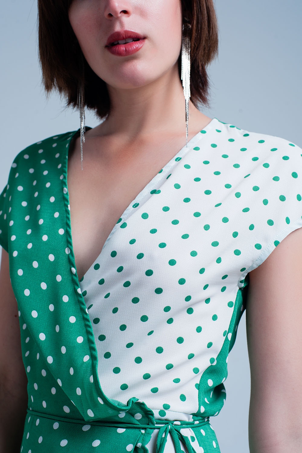 Vestido verde midi cruzado con estampado de mezcla de lunares Vestido verde midi cruzado con estampado de mezcla de lunares