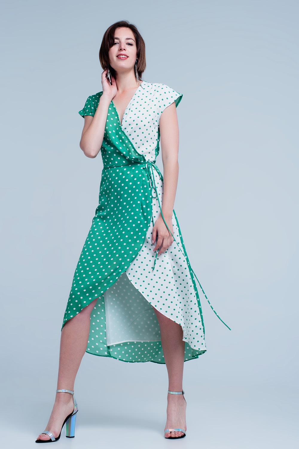 Vestido verde midi cruzado con estampado de mezcla de lunares