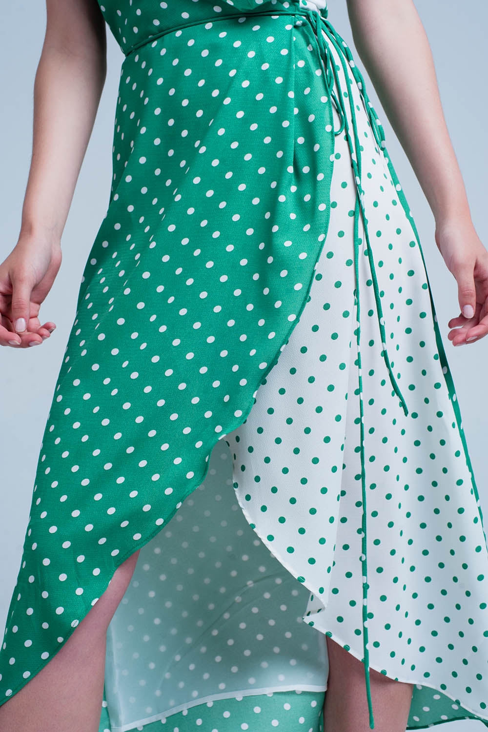 Vestido verde midi cruzado con estampado de mezcla de lunares Vestido verde midi cruzado con estampado de mezcla de lunares