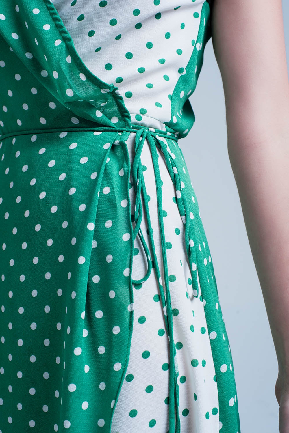 Vestido verde midi cruzado con estampado de mezcla de lunares Vestido verde midi cruzado con estampado de mezcla de lunares