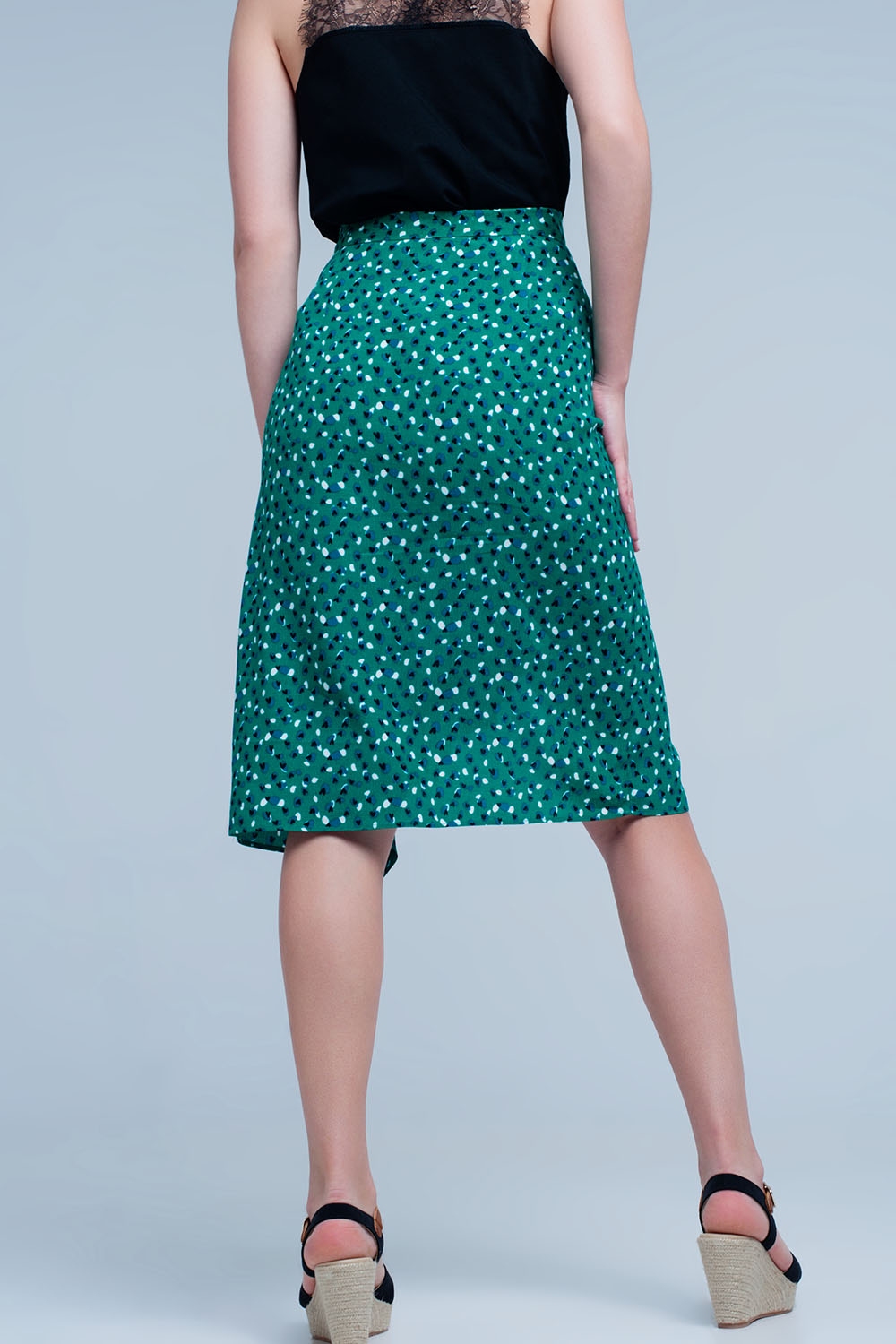 Falda midi verde con estampado floral de lunares y detalle de volante Falda midi verde con estampado floral de lunares y detalle de volante