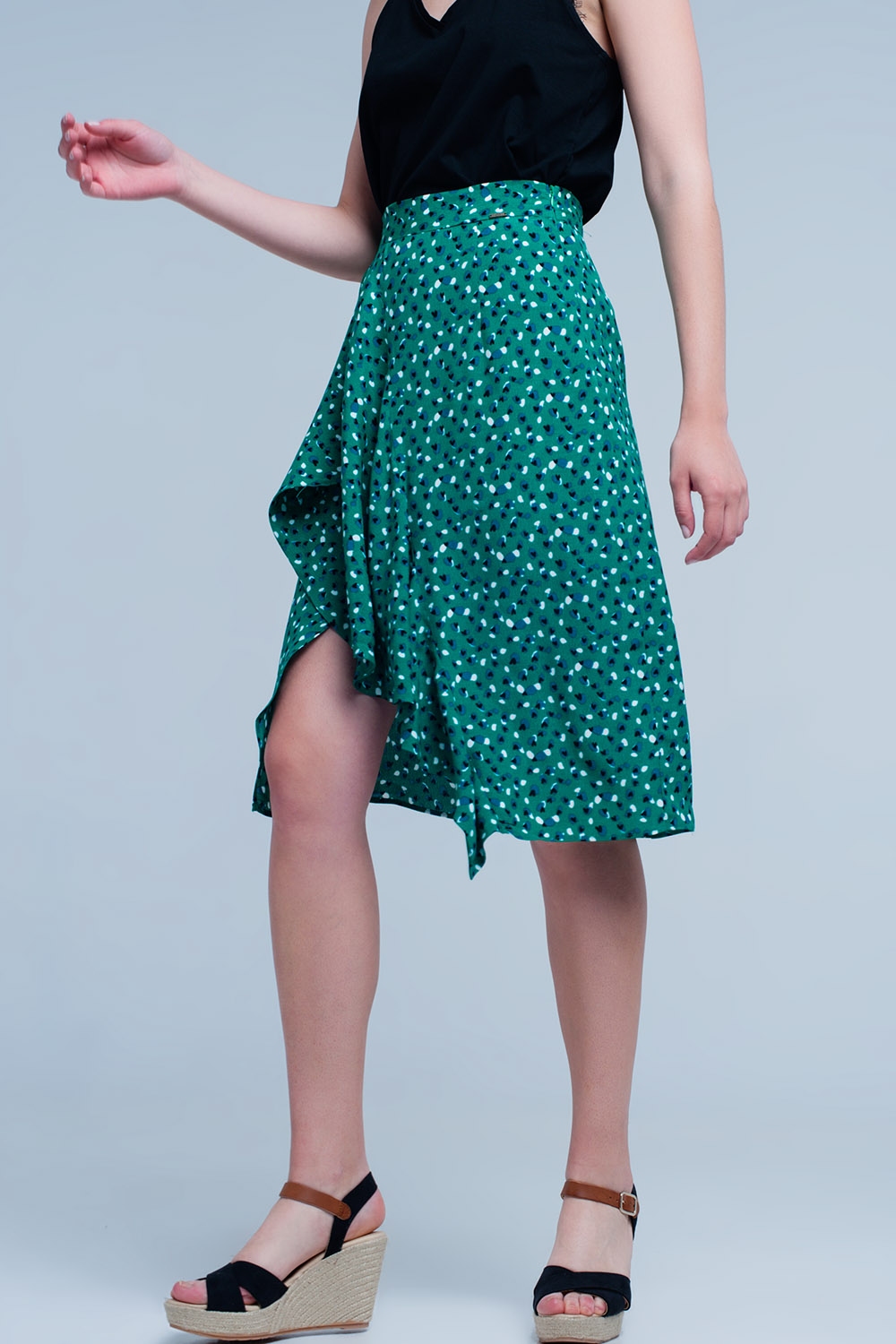 Falda midi verde con estampado floral de lunares y detalle de volante Falda midi verde con estampado floral de lunares y detalle de volante