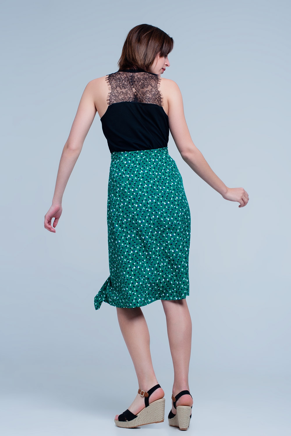 Falda midi verde con estampado floral de lunares y detalle de volante Falda midi verde con estampado floral de lunares y detalle de volante
