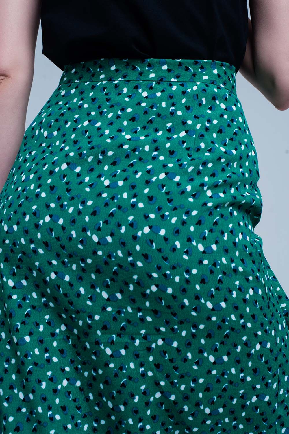 Falda midi verde con estampado floral de lunares y detalle de volante Falda midi verde con estampado floral de lunares y detalle de volante