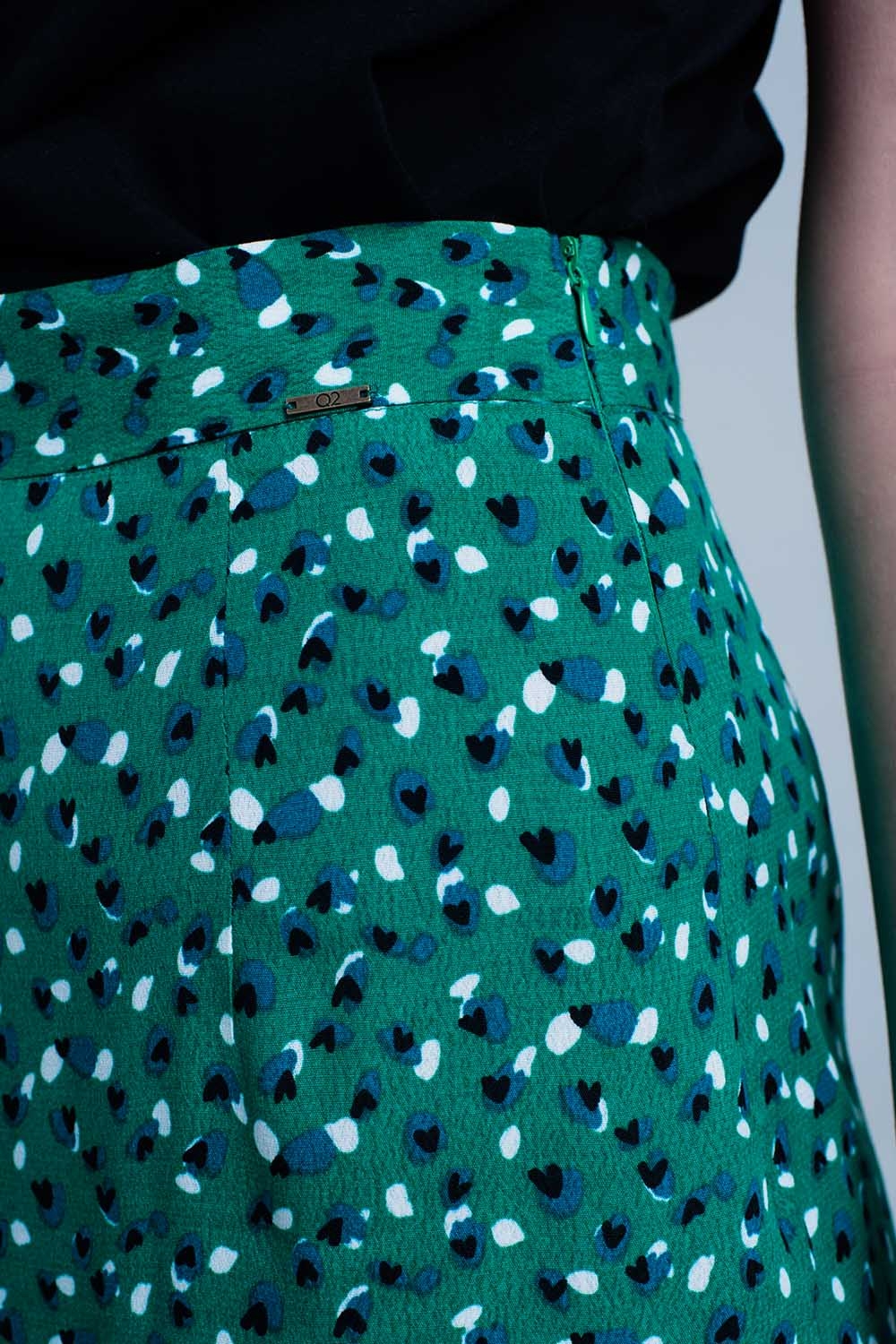 Falda midi verde con estampado floral de lunares y detalle de volante Falda midi verde con estampado floral de lunares y detalle de volante