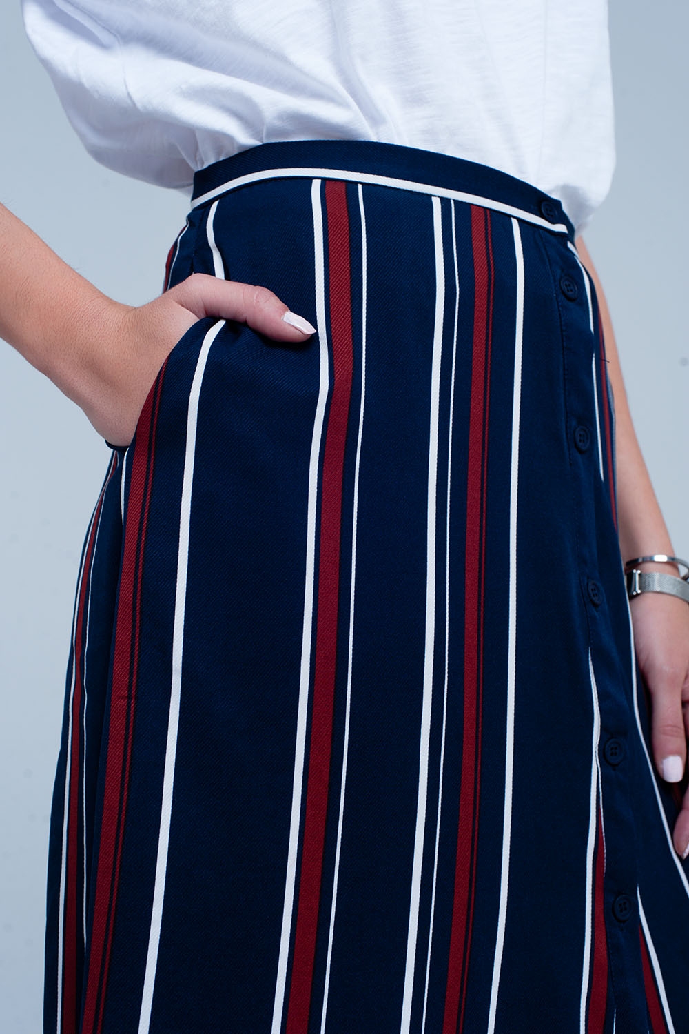 Falda midi azul marino a rayas Falda midi azul marino a rayas
