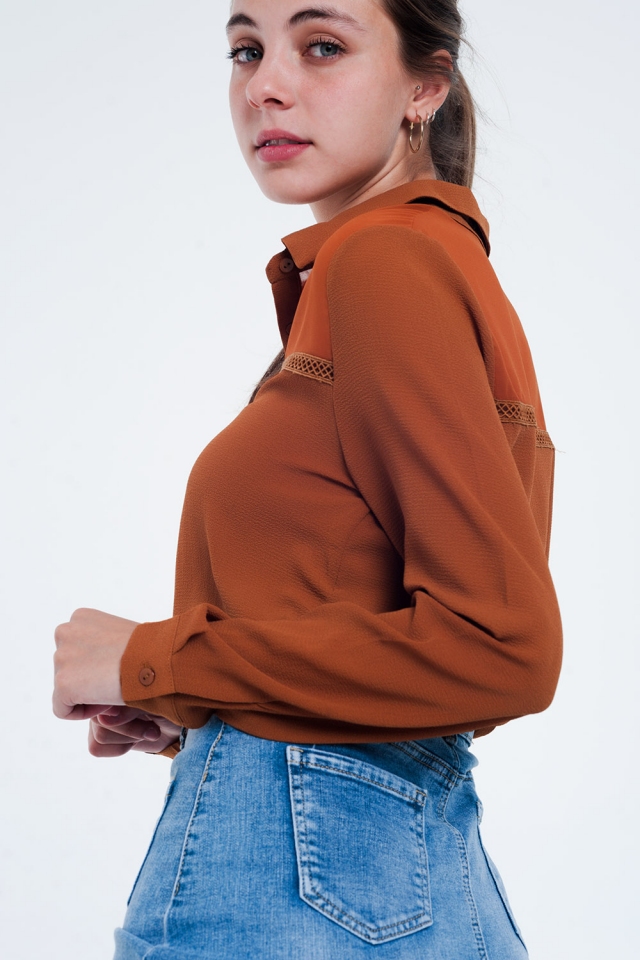 Camicia di colore arancione con applicazione al petto