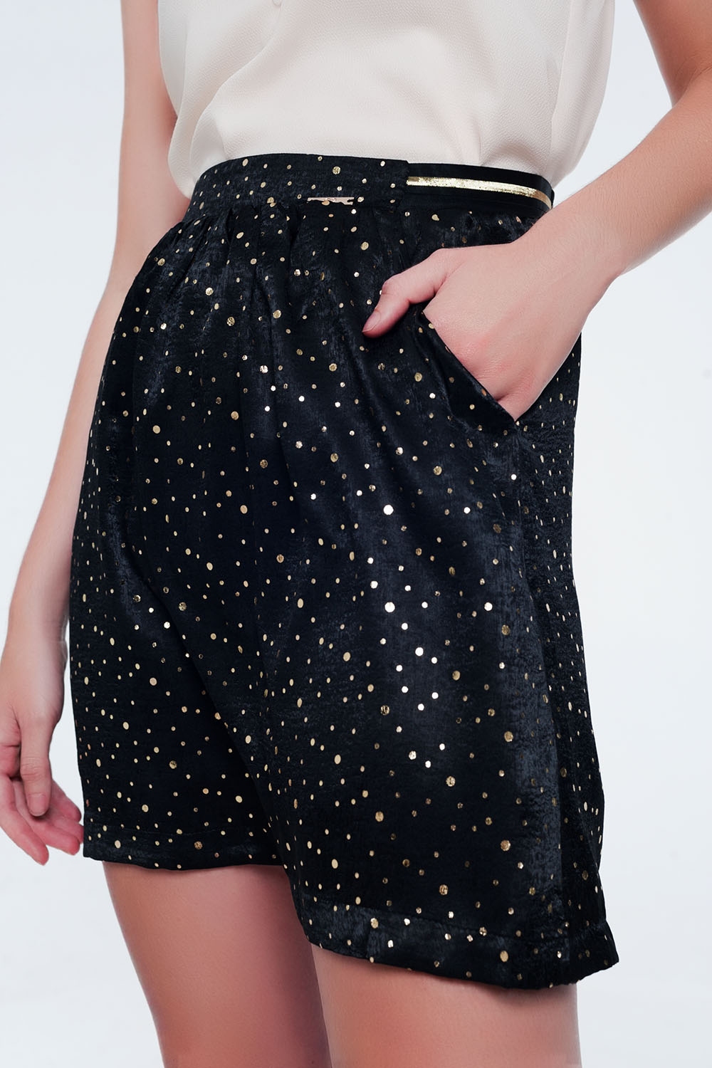 Minifalda negra con pliegues y estampado de lunares Minifalda negra con pliegues y estampado de lunares