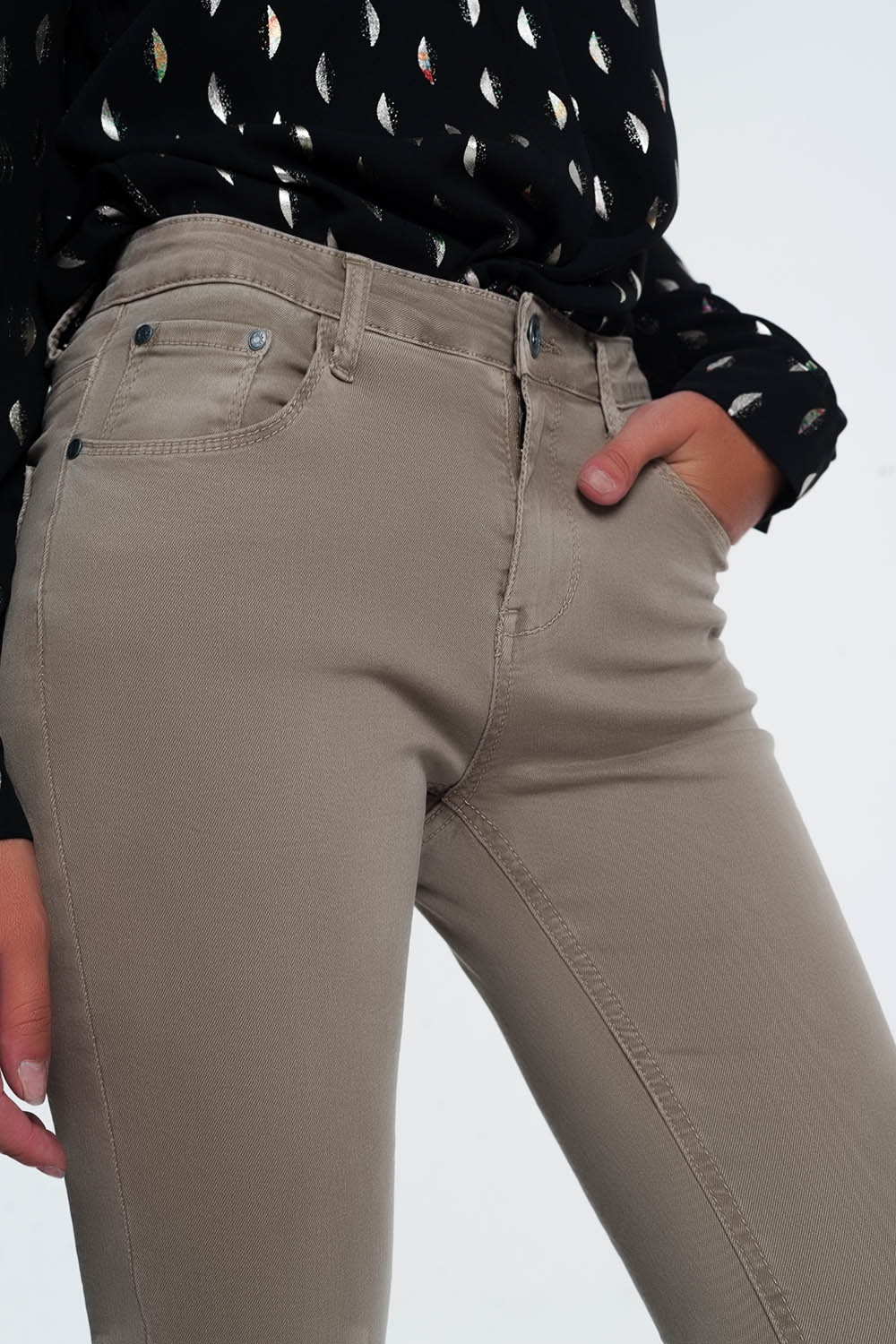 Vaqueros de talle alto en color beige Vaqueros de talle alto en color beige