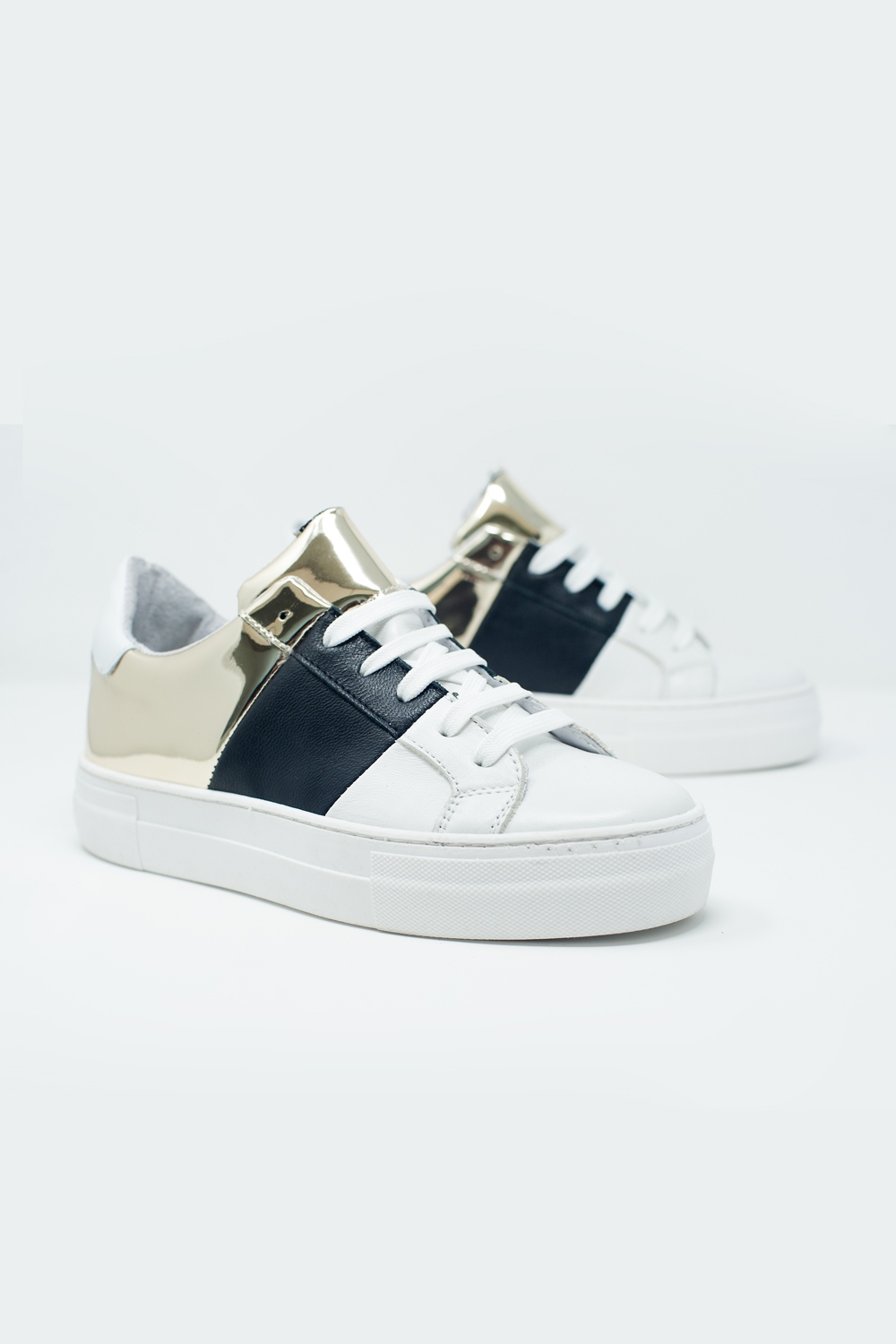 Chunky sneakers en negro y dorado Chunky sneakers en negro y dorado