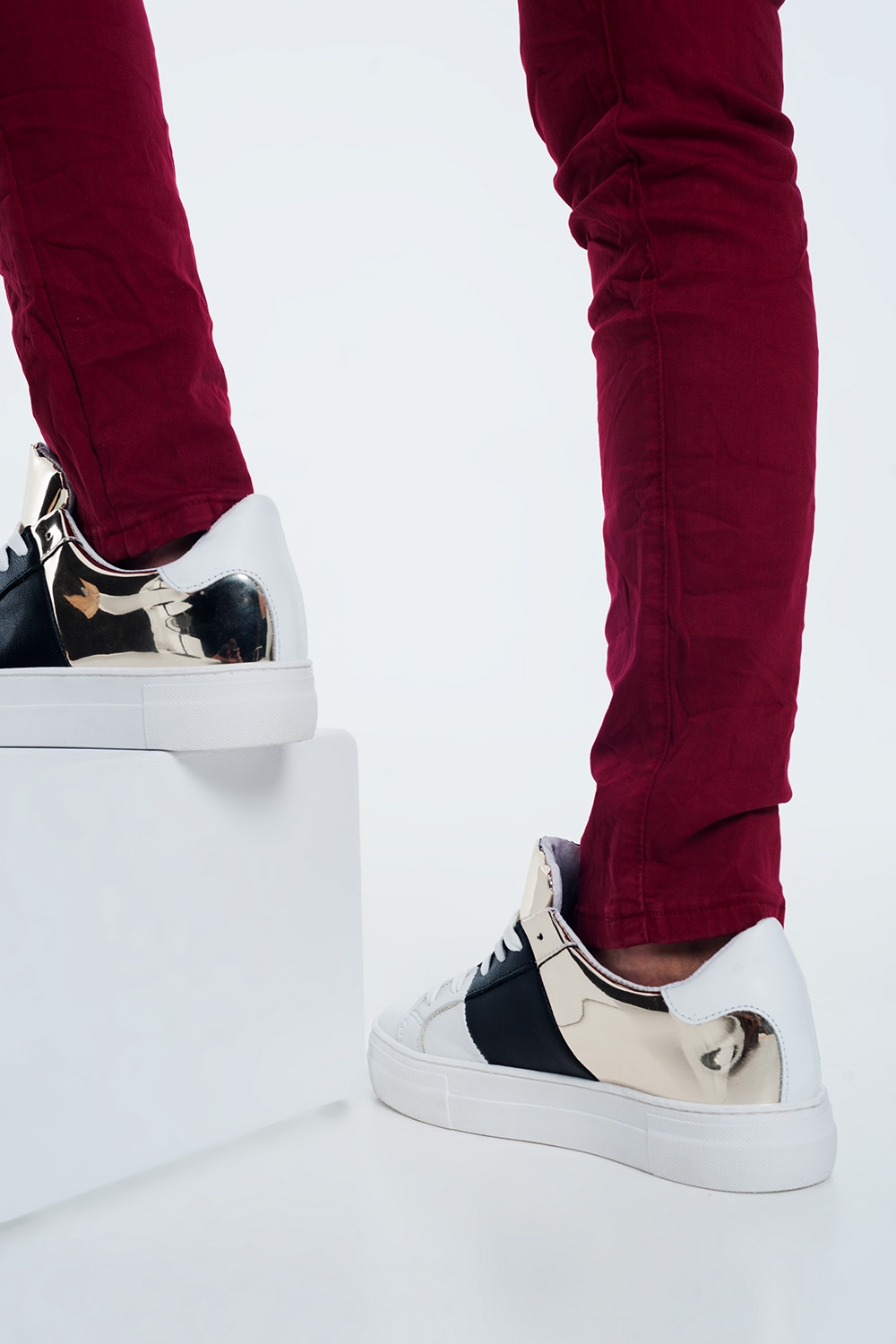Chunky sneakers en negro y dorado Chunky sneakers en negro y dorado