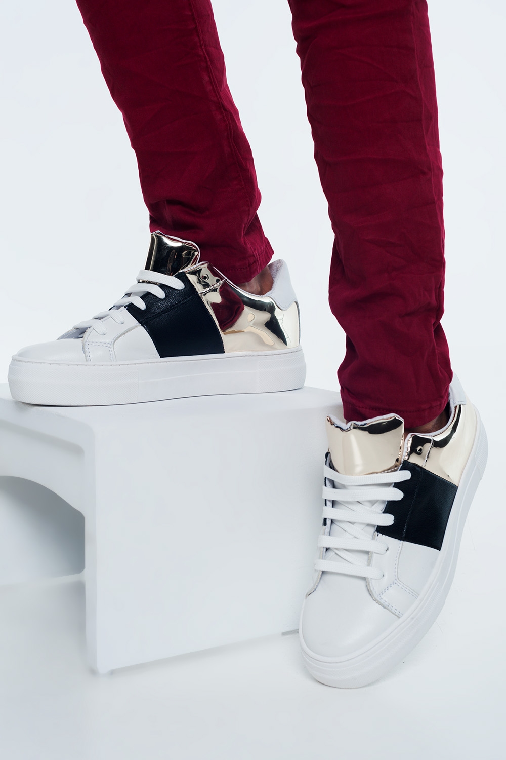 Chunky sneakers en negro y dorado Chunky sneakers en negro y dorado