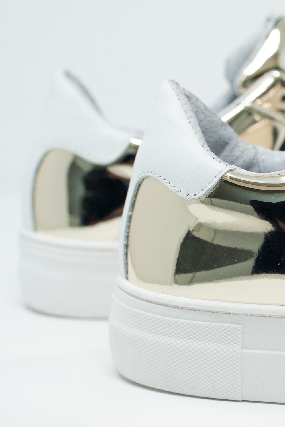 Chunky sneakers en negro y dorado Chunky sneakers en negro y dorado