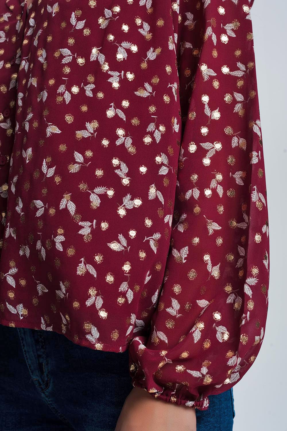 Camisa granate con volante en el hombro y estampado de hojas Camisa granate con volante en el hombro y estampado de hojas