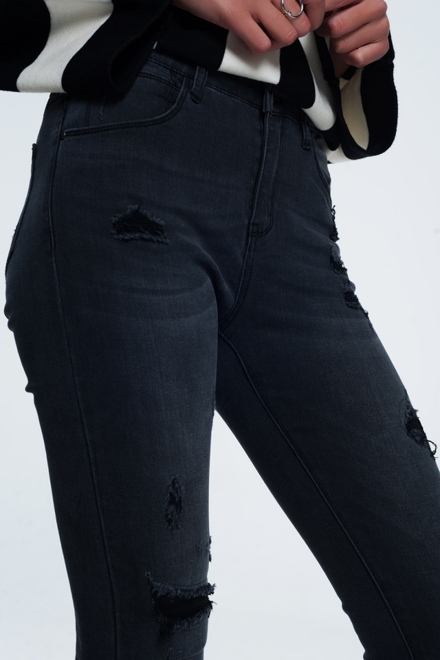 Distressed skinny jeans in black
