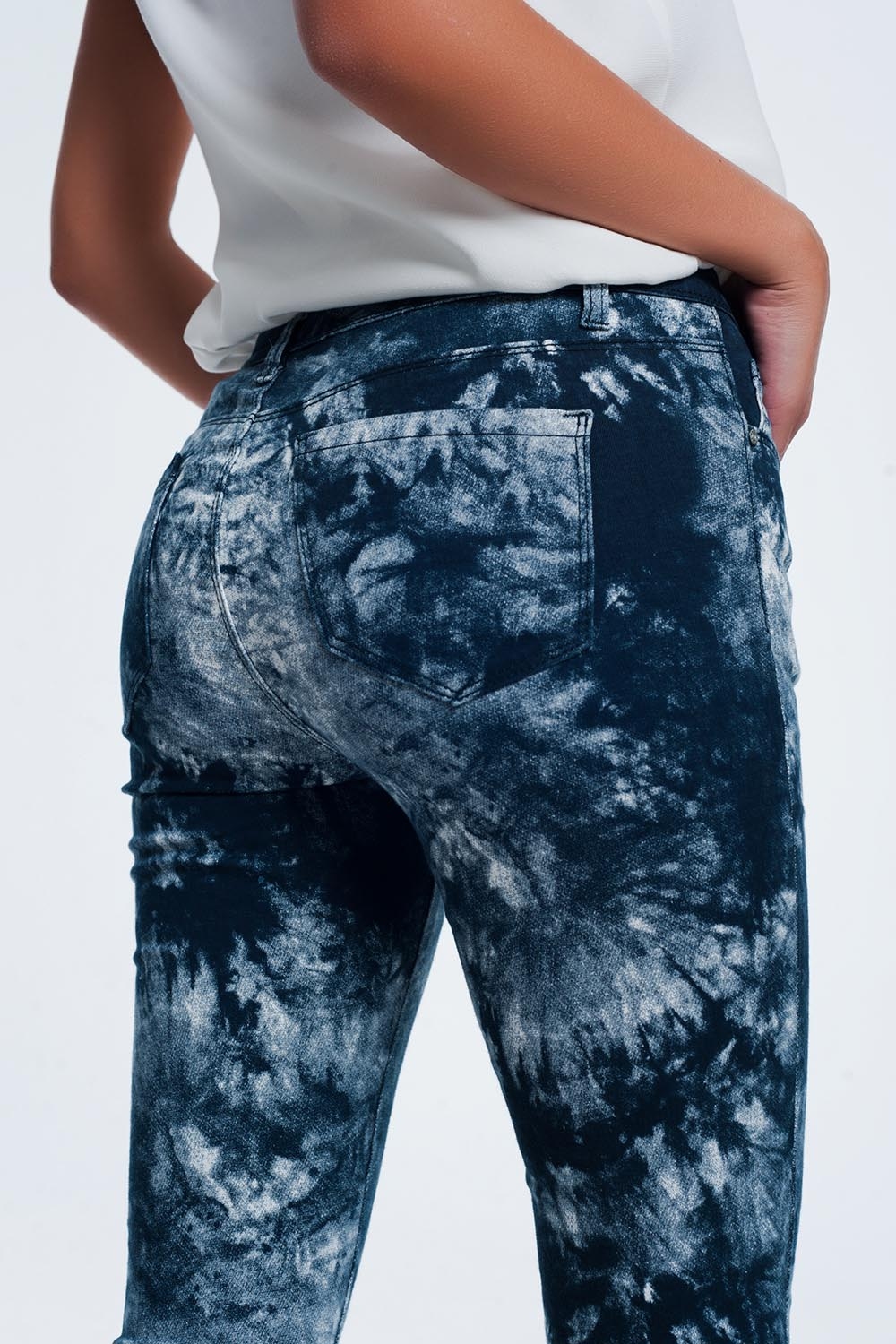 Pantalones pitillo teñidos de azul Pantalones pitillo teñidos de azul