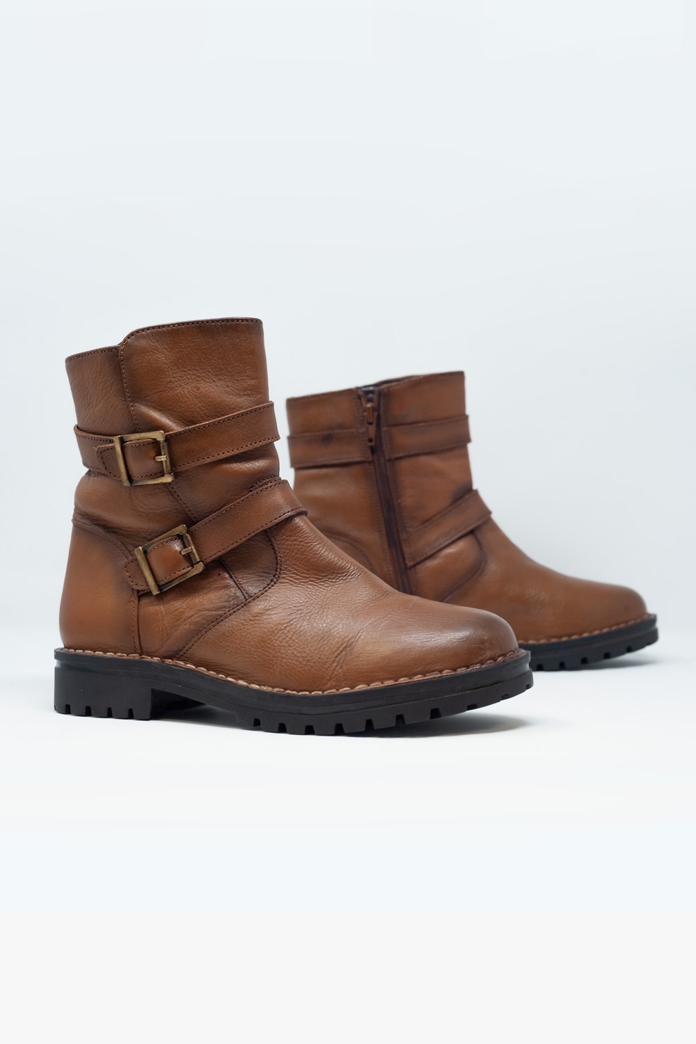 Botines marrones con detalle de hebillas Botines marrones con detalle de hebillas