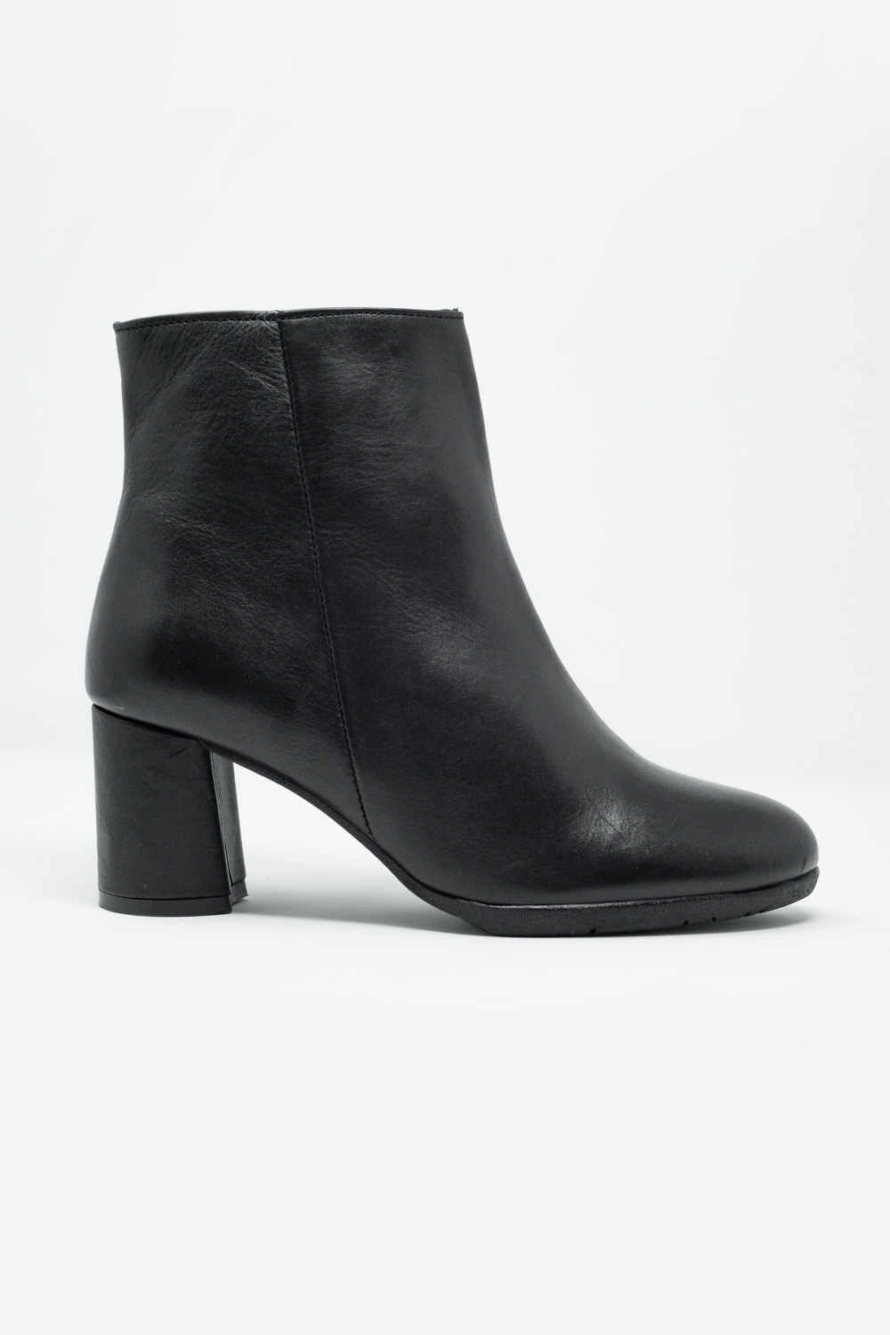 Botines de tacón medio en cuero negro Botines de tacón medio en cuero negro