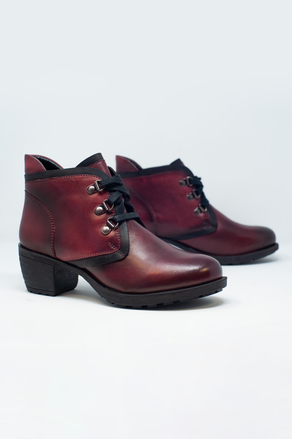 Botas de cuero con cordones en granate Botas de cuero con cordones en granate
