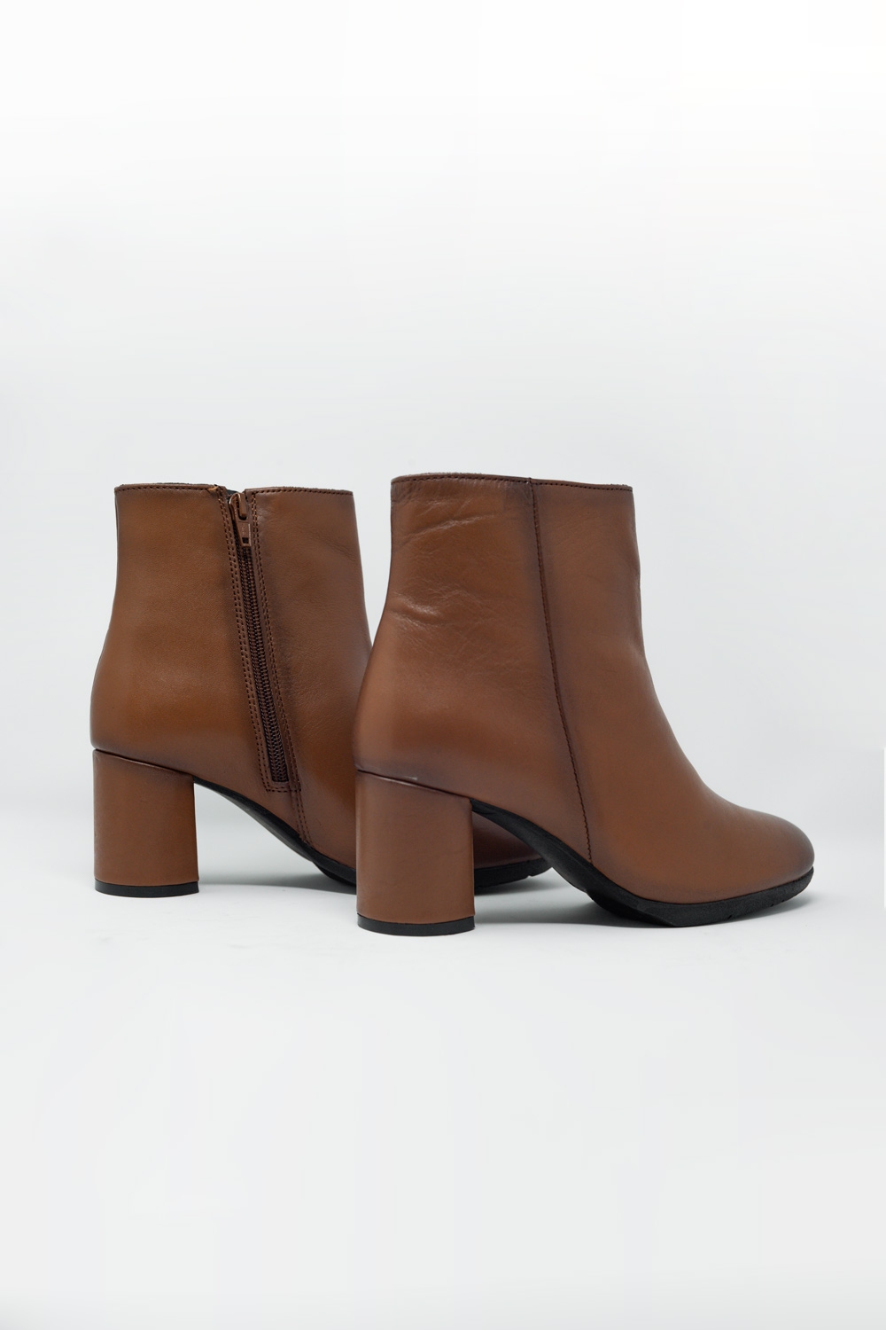 Botines de tacón medio en cuero marron Botines de tacón medio en cuero marron