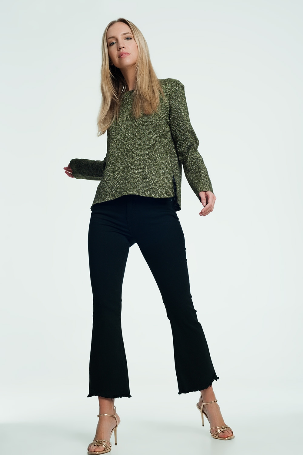 Jeans acampanados con dobladillo sin rematar en negro Jeans acampanados con dobladillo sin rematar en negro
