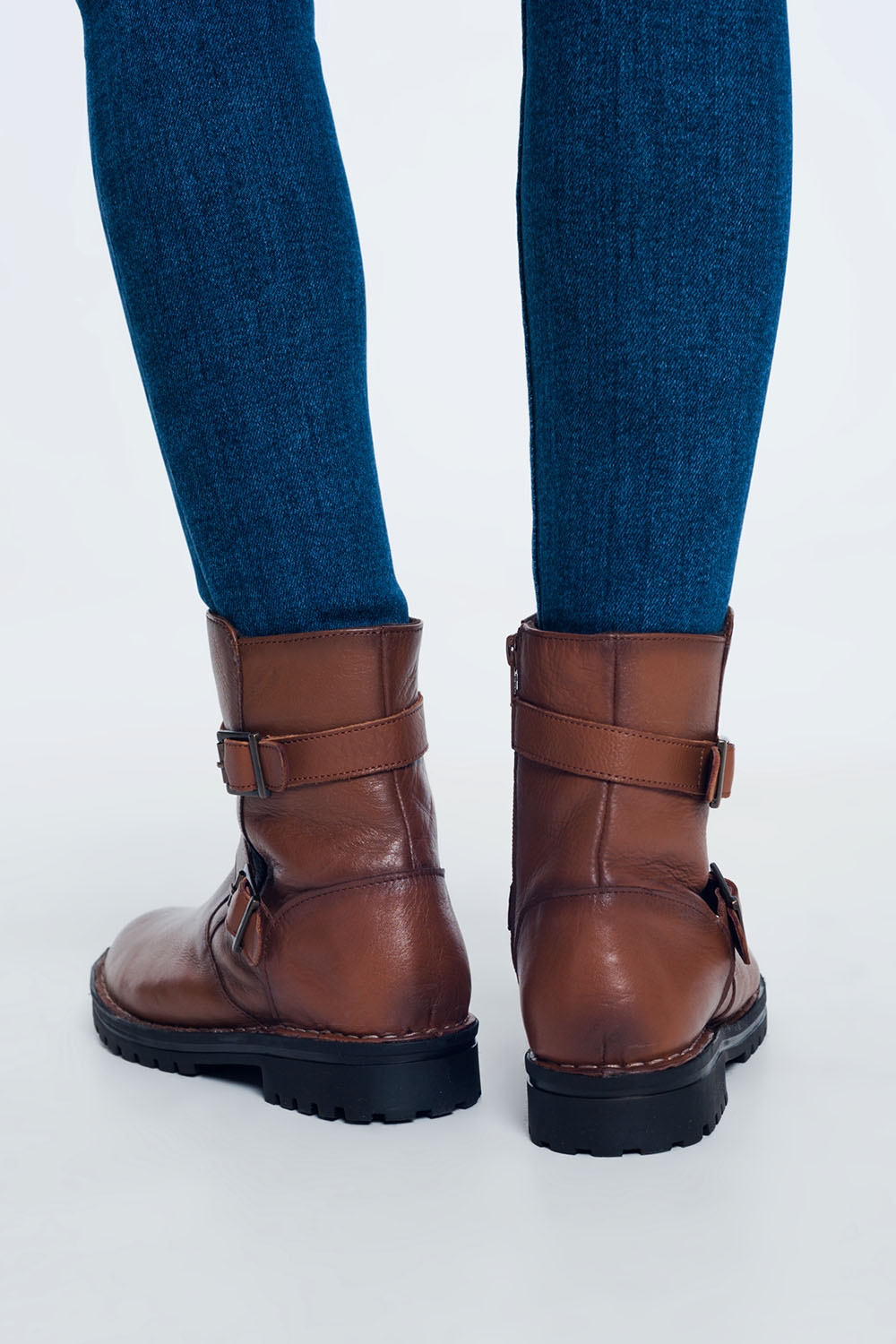 Botines marrones con detalle de hebillas Botines marrones con detalle de hebillas