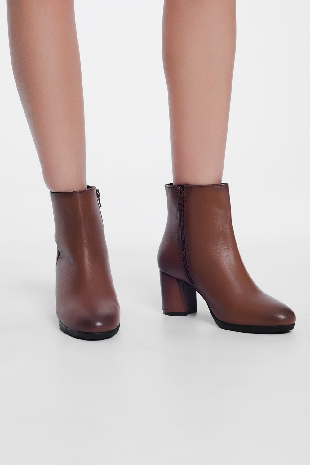 Botines de tacón medio en cuero marron Botines de tacón medio en cuero marron