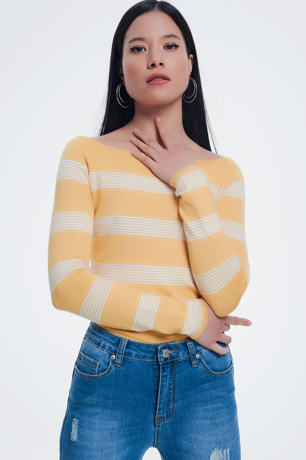 Jersey con cuello barco a rayas en color amarillo Jersey con cuello barco a rayas en color amarillo