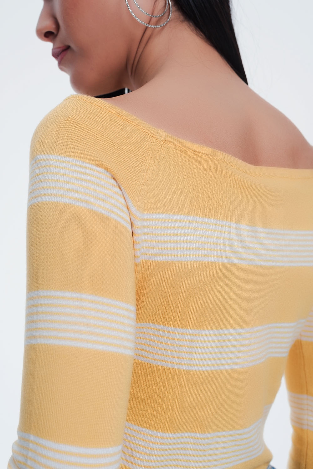 Jersey con cuello barco a rayas en color amarillo Jersey con cuello barco a rayas en color amarillo