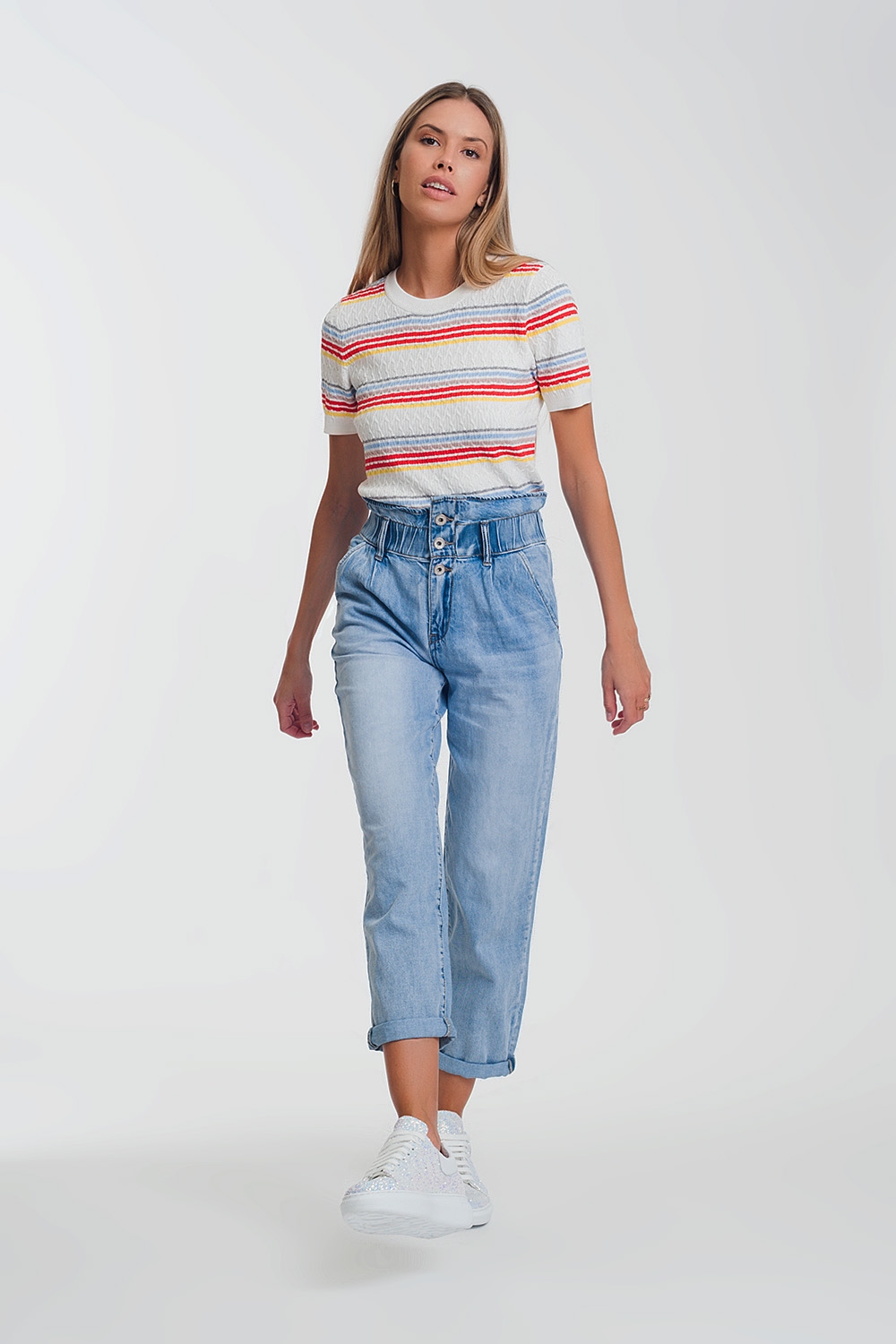 Jeans estilo mom con tres botones y cintura elastica Jeans estilo mom con tres botones y cintura elastica