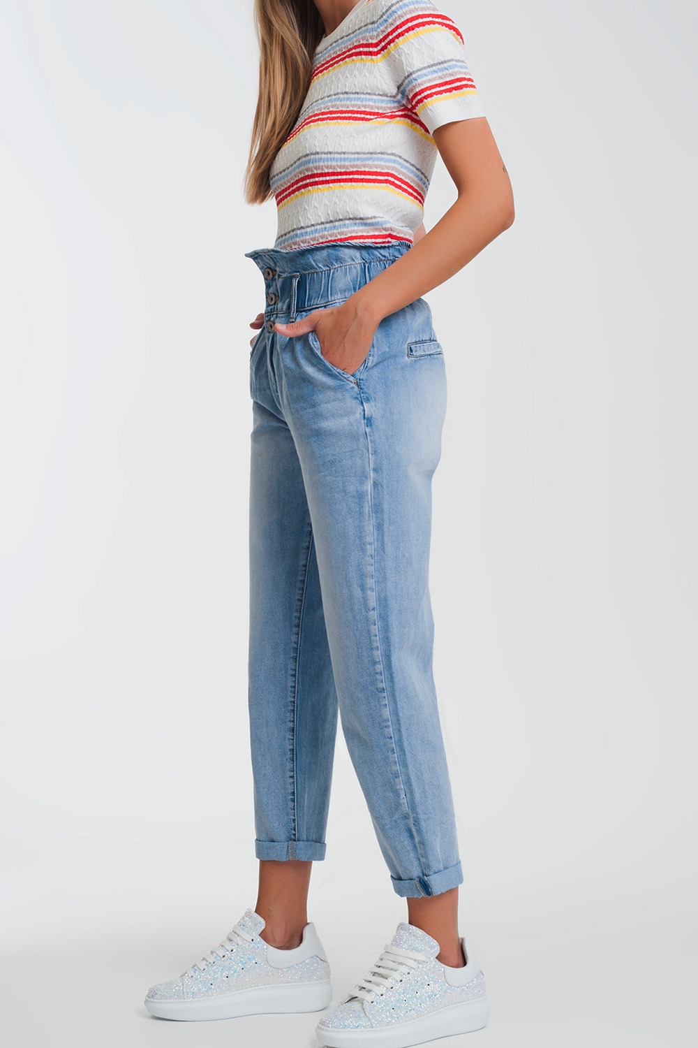 Jeans estilo mom con tres botones y cintura elastica Jeans estilo mom con tres botones y cintura elastica