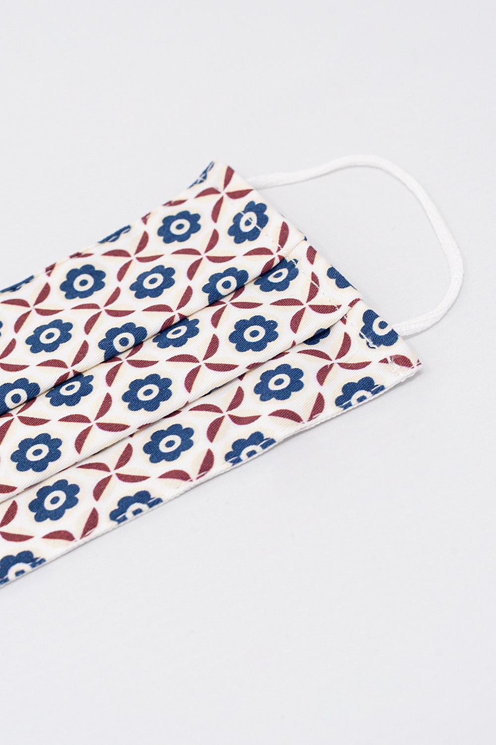 Paquete de 5 unidades Mascarilla blanca con estampado geometrico