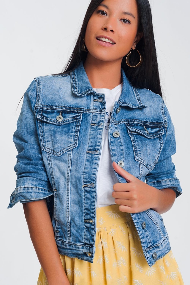 Chaqueta vaquera corta en azul medio lavado en azul claro