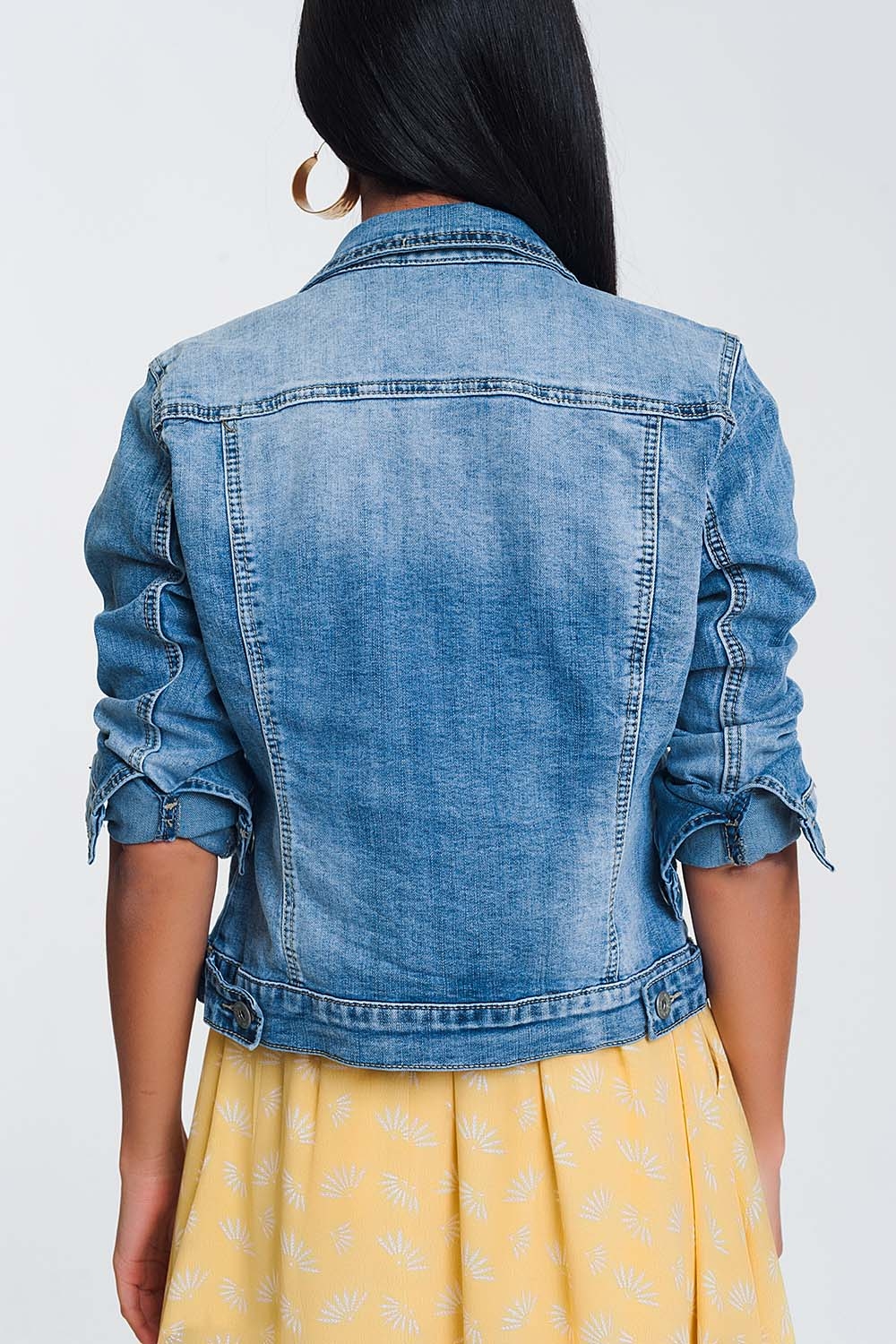 Chaqueta vaquera corta en azul medio lavado en azul claro Chaqueta vaquera corta en azul medio lavado en azul claro