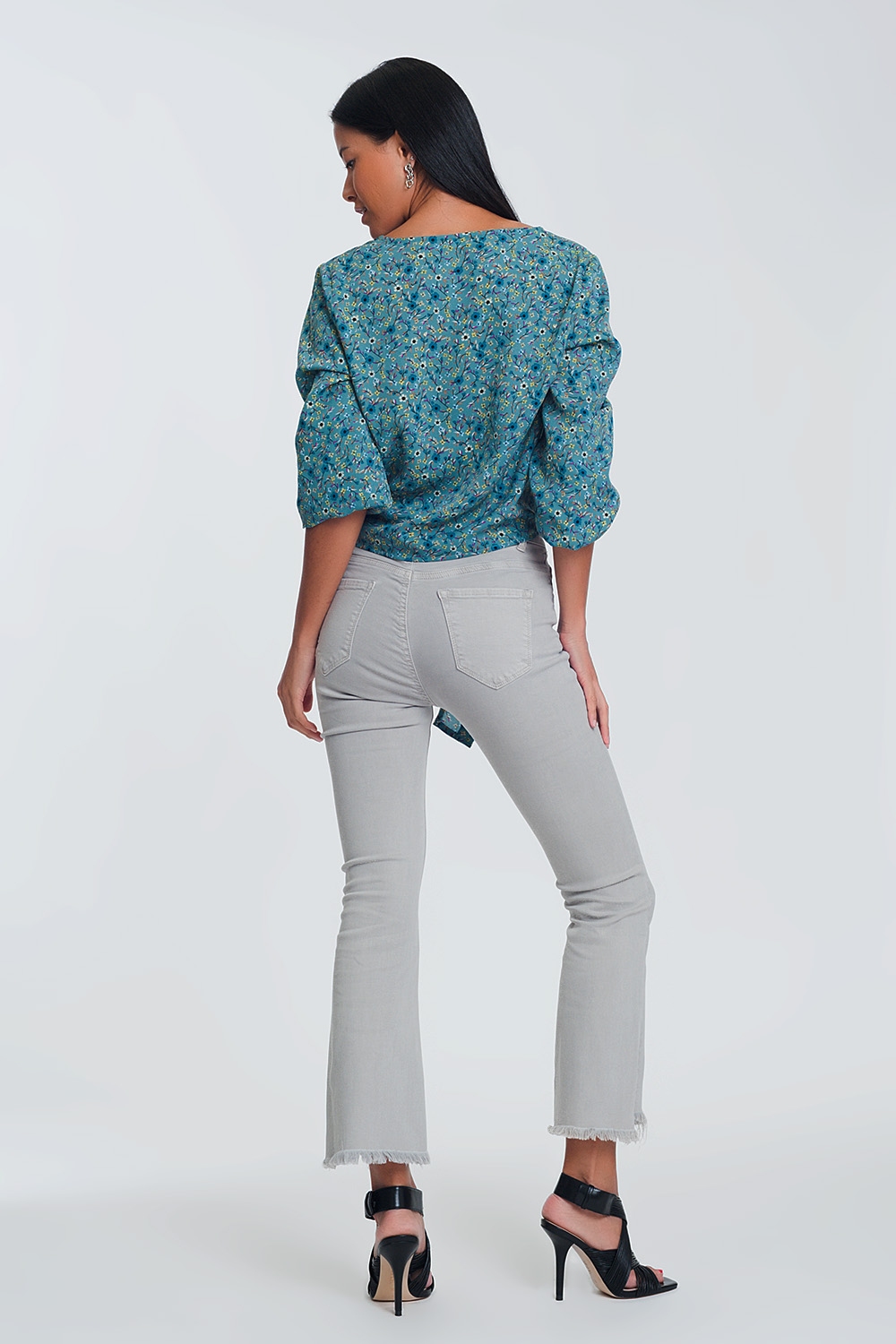 Blusa de manga larga con cuello de pico detalle de bot&oacute;n y estampado floral  verde