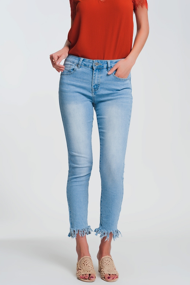 Hellblaue Skinny-Jeans mit Fransensaum