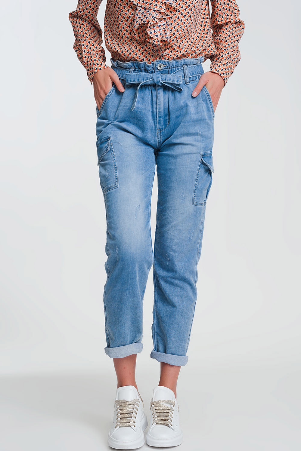 Vaqueros con cintura paperbag anudada en azul claro