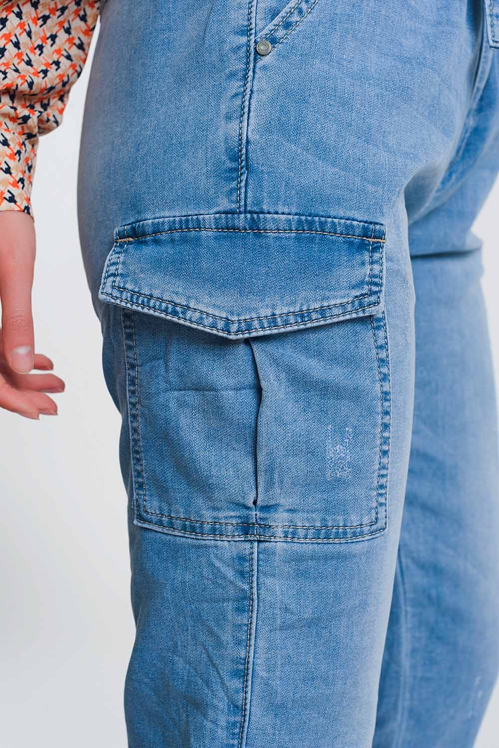 Vaqueros con cintura paperbag anudada en azul claro