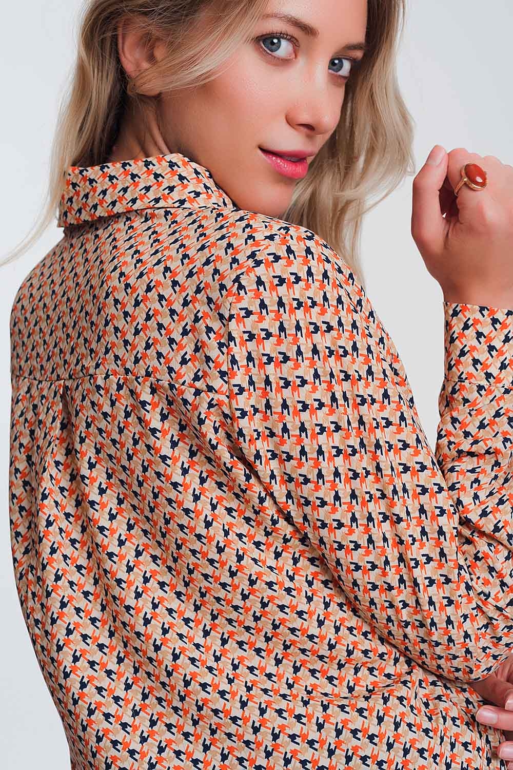 Blusa de manga larga con beige y detalle de volantes