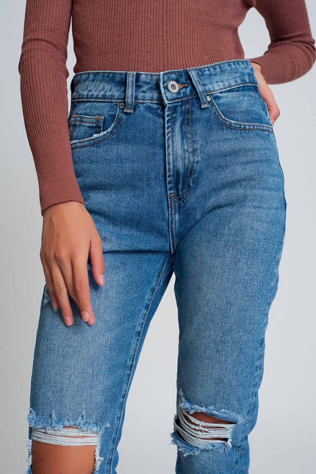 Mom-Jeans mit hoher Taille und zerrissenen Knien in dunklem Waschblau