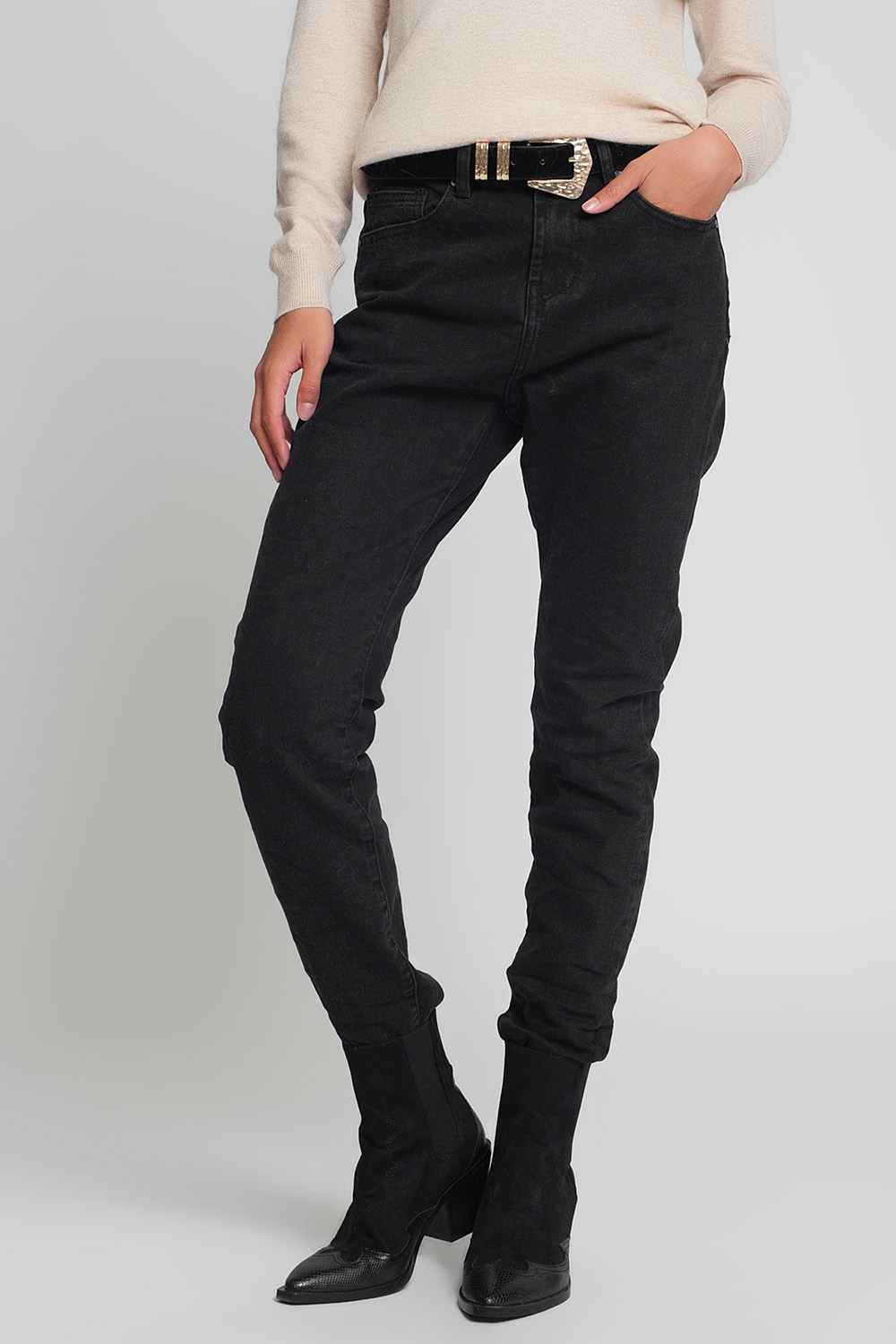 Vaqueros mom de talle alto en negro Vaqueros mom de talle alto en negro