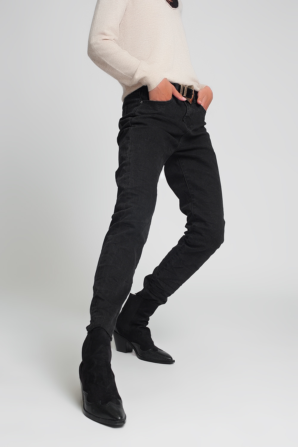 Vaqueros mom de talle alto en negro Vaqueros mom de talle alto en negro