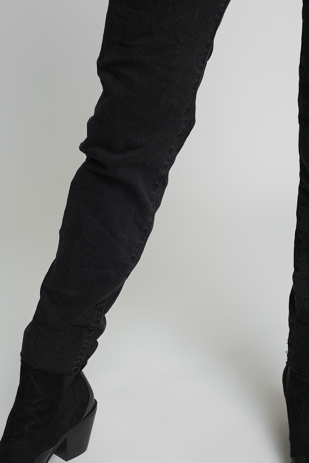 Vaqueros mom de talle alto en negro Vaqueros mom de talle alto en negro