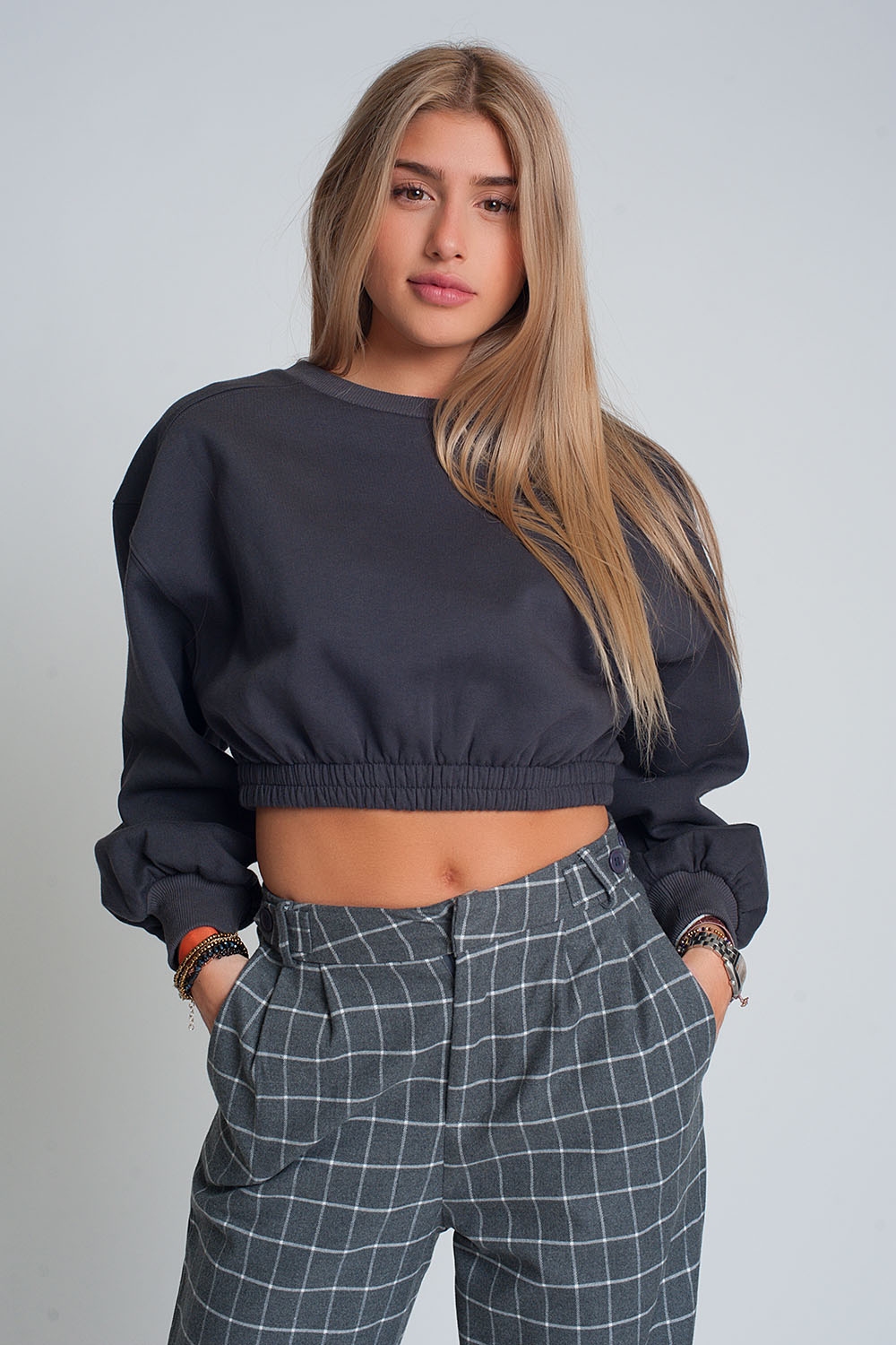 Sudadera corta deportiva en gris oscuro Sudadera corta deportiva en gris oscuro