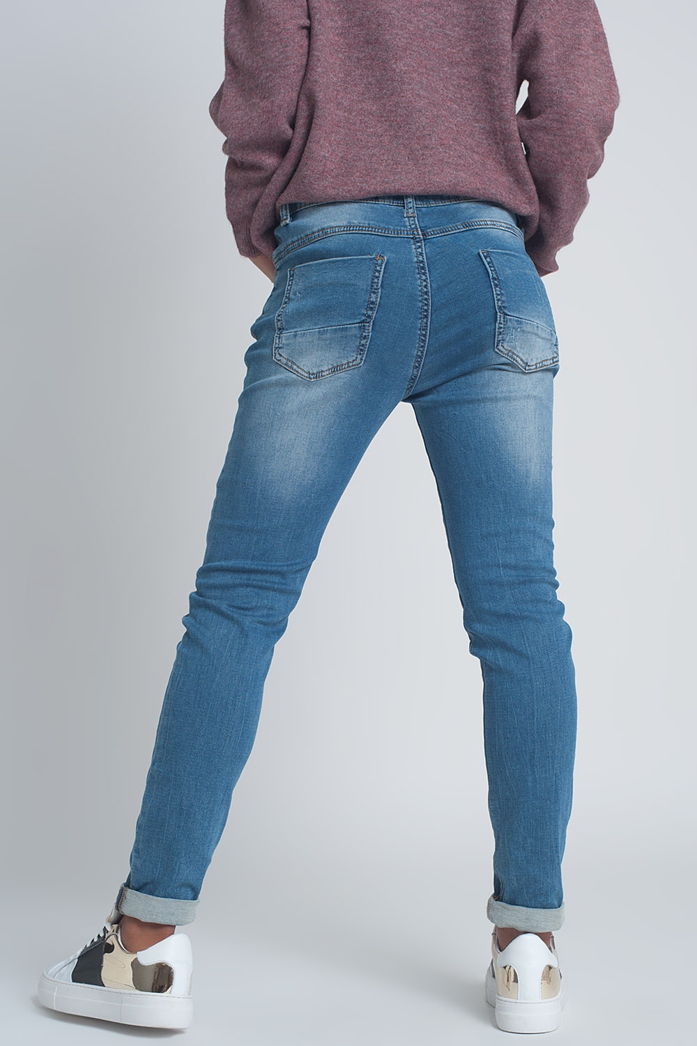 Vaqueros boyfriend de tejido fino con roturas y lavado medio Vaqueros boyfriend de tejido fino con roturas y lavado medio