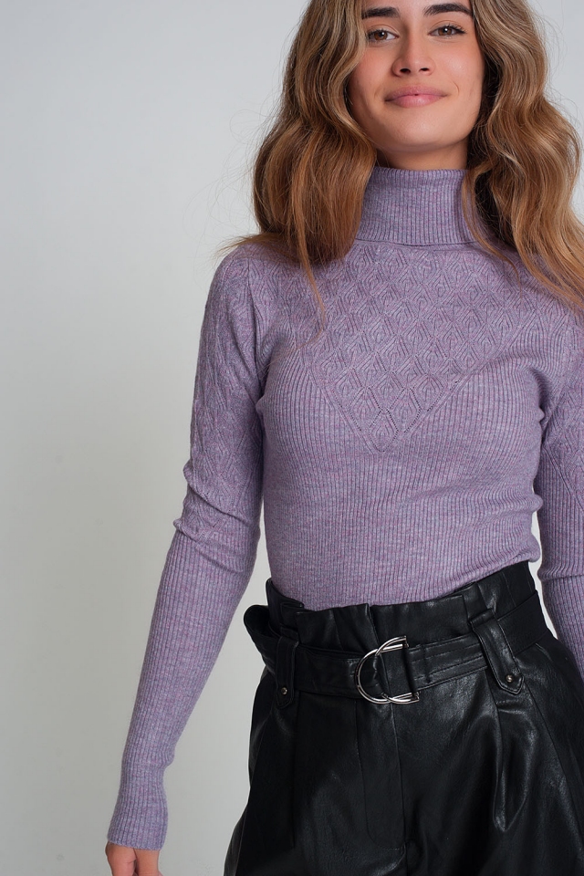 Pull ajusté à col roulé en tricot doux violette