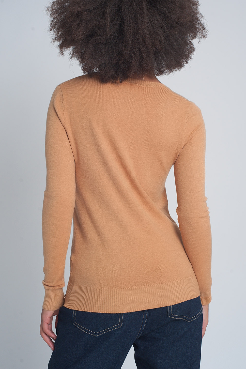 Jersey basico suave con cuello pico en color camel Jersey basico suave con cuello pico en color camel