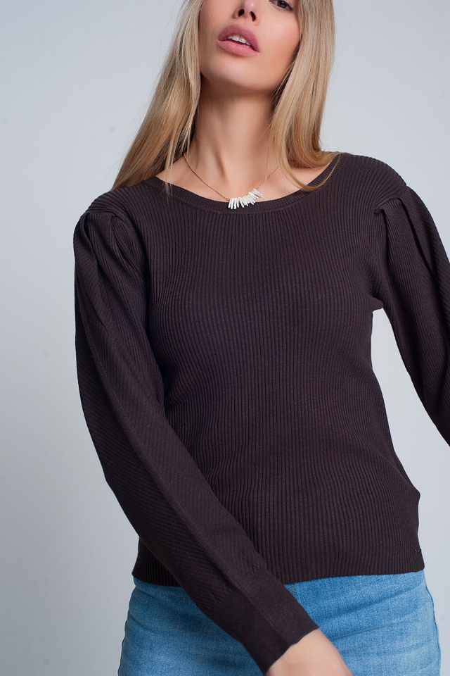 Brauner Pullover mit langen Ärmeln und Schulter-Rüschen