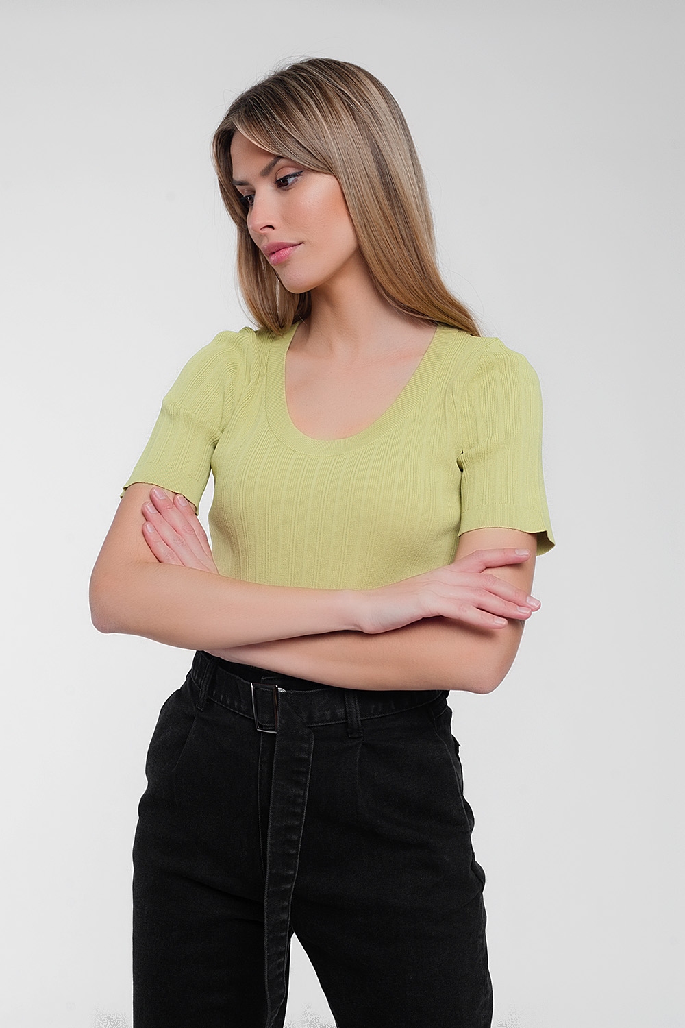Jersey verde de manga corta con cuello ancho