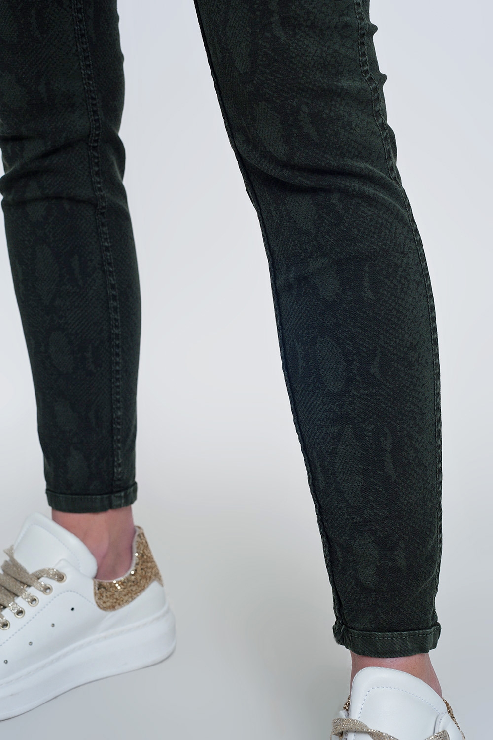 Pantalon estampado serpiente reversible en caqui Pantalon estampado serpiente reversible en caqui